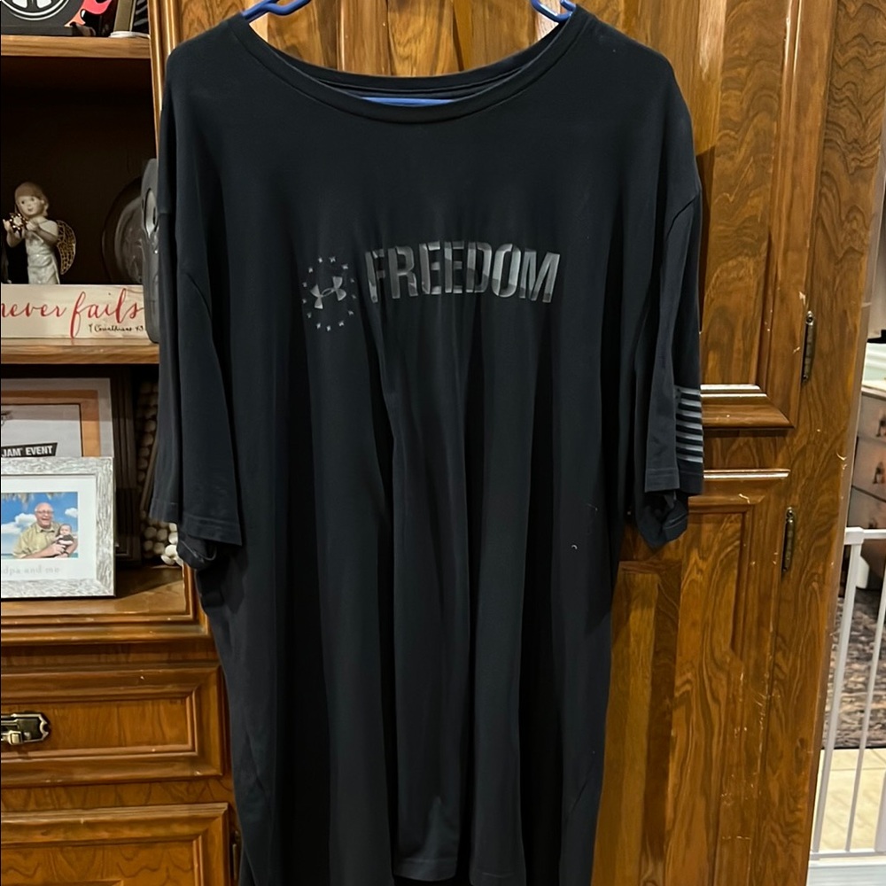 Under Armour black tee